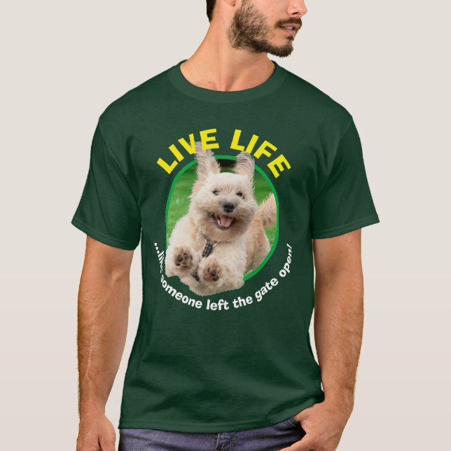 Hund, der in Hof läuft T-Shirt (Vorderseite)