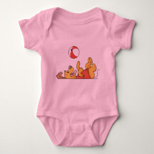 Hund, der mit Ball-T-Shirts und Geschenken spielt Baby Strampler