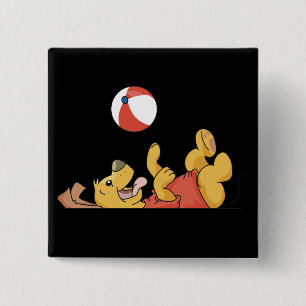 Hund, der mit Ball-T-Shirts und Geschenken spielt Button