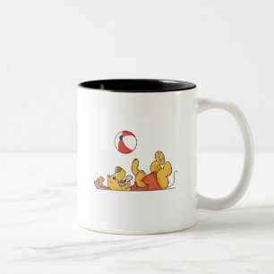 Hund, der mit Ball-T-Shirts und Geschenken spielt Zweifarbige Tasse