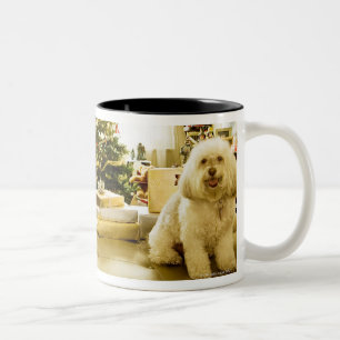 Hund, der vor Weihnachtsbaum aufwirft Zweifarbige Tasse