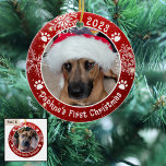 Hund Erste Weihnachtsschneeflocken 2 Foto Rot Keramik Ornament<br><div class="desc">Mit diesem festlich runden Keramik-Ornament in Rot und Weiß mit zwei Bildern (eine auf jeder Seite), Hundeschritten und Schneeflocken mit dem eigenen Foto (das Beispiel zeigt die erste Weihnachtszeit des Namens) entsteht ein personalisiertes -Sake-Ornament für einen Welpen oder Hund. Das Design wird beidseitig mit den gleichen oder verschiedenen Fotos dupliziert....</div>