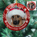 Hund Erste Weihnachtsschneeflocken 2 Foto Rot Keramik Ornament<br><div class="desc">Mit diesem festlich runden Keramik-Ornament in Rot und Weiß mit zwei Bildern (eine auf jeder Seite), Hundeschritten und Schneeflocken mit dem eigenen Foto (das Beispiel zeigt die erste Weihnachtszeit des Namens) entsteht ein personalisiertes -Sake-Ornament für einen Welpen oder Hund. Das Design wird beidseitig mit den gleichen oder verschiedenen Fotos dupliziert....</div>
