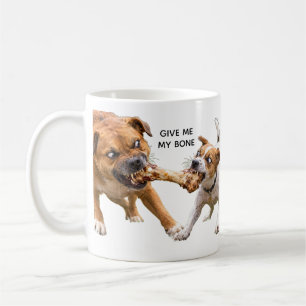 Hund gegen Hund um einen Knochen Kaffeetasse