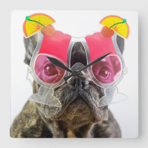 Hund Getty Bild- mit Cocktail-Gläsern Quadratische Wanduhr