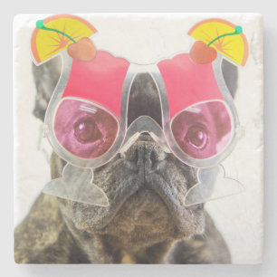 Hund Getty Bild-  mit Cocktail-Gläsern Steinuntersetzer