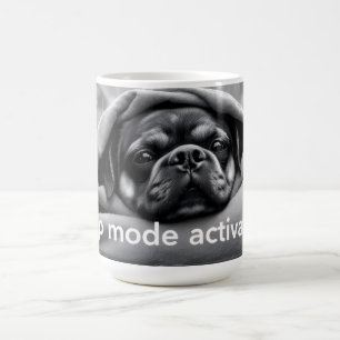Hund im Nap-Modus aktiviert Kaffeetasse