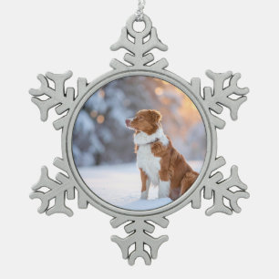 Hund im Schnee Winterlandschaft Schneeflocken Zinn-Ornament