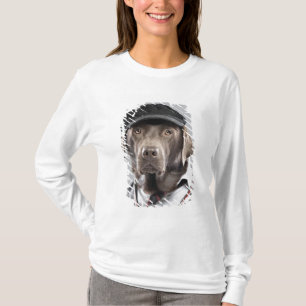 Hund in der Strickjacke und in der Kappe T-Shirt