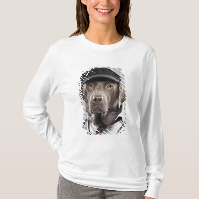 Hund in der Strickjacke und in der Kappe T-Shirt (Vorderseite)