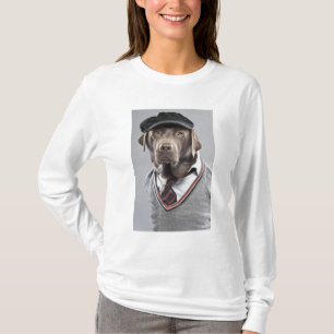 Hund in der Strickjacke und in der Kappe T-Shirt
