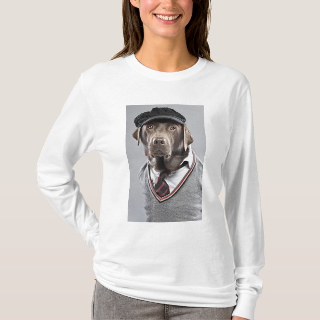 Hund in der Strickjacke und in der Kappe T-Shirt (Vorderseite)