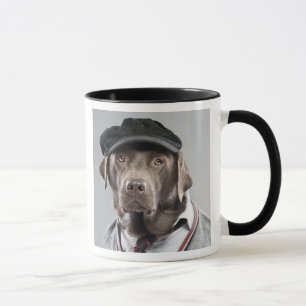 Hund in der Strickjacke und in der Kappe Tasse