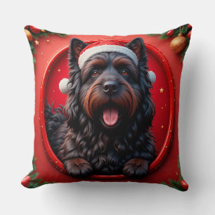 Hund in Weihnachtsmannmütze umgeben von Weihnachte Kissen