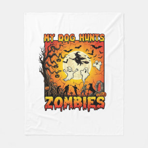 Hund jagt Zombies Halloween Geister Hexe Mond Fleecedecke