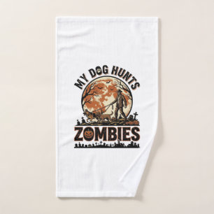 Hund jagt Zombies Vintage Halloween Vektor Design_ Handtuch