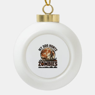 Hund jagt Zombies Vintage Halloween Vektor Design_ Keramik Kugel-Ornament