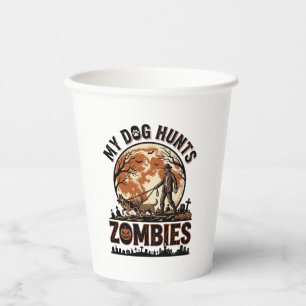 Hund jagt Zombies Vintage Halloween Vektor Design_ Pappbecher