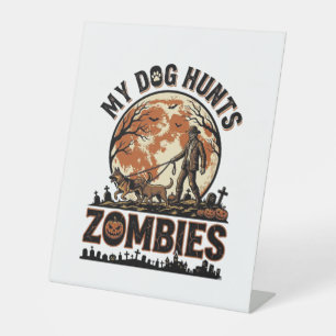 Hund jagt Zombies Vintage Halloween Vektor Design_ Sockelschild