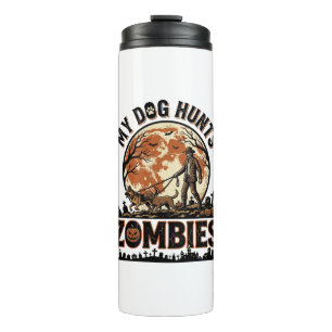 Hund jagt Zombies Vintage Halloween Vektor Design_ Thermosbecher