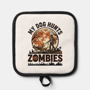 Hund jagt Zombies Vintage Halloween Vektor Design_ Topflappen
