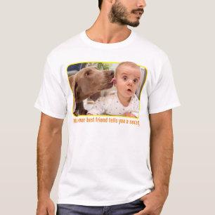 Hund leckt Baby's Ohr T-Shirt