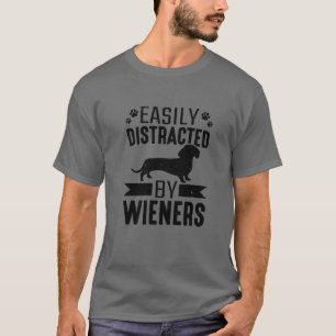 Hund leicht abgelenkt durch Weiner-Dackel T-Shirt