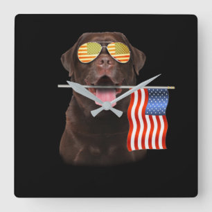Hund Lover   Chocolate Labrador, USA - Flagge Quadratische Wanduhr