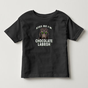 Hund Lover Kiss Me I'm Chocolate Labrish Kleinkind T-shirt