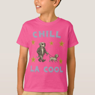 Hund mit Brille führt seinen Artgenossen spazieren T-Shirt
