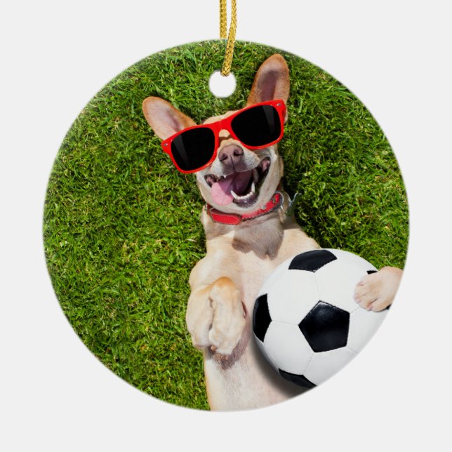 Hund mit Fußball auf grüne Weihnachten Keramik Ornament (Vorne)