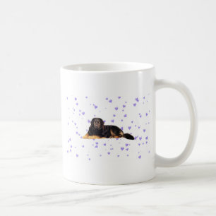 Hund mit sinkenden lila Herzen Tasse