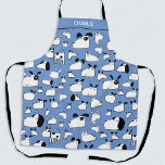 Hund Personalisiert Schürze<br><div class="desc">Fun Cartoon Hundsmuster auf blauem Hintergrund, das im Designwerkzeug geändert werden kann. Ändern Sie den Namen, um ihn zu personalisieren. Originelle Kunst von Nic Squirrell. Ideal für Hundemütter und Väter und Liebhaber von Tieren und Haustieren.</div>