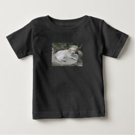 Hund ruht auf einem Felsen Baby T-shirt
