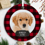 Hund Rustic Red Kariert Christmas Puppy Pet Foto M Ornament Aus Metall<br><div class="desc">Dekorieren Sie Ihren Baum oder schicken Sie ein besonderes Geschenk mit diesem super niedlichen personalisierten Haustier Foto Urlaubssornament. Fügen Sie die Fotos Ihres Hundes hinzu und personalisieren Sie mit Namen und Jahr. Die Einrichtung ist zweiseitig, Sie können verschiedene Fotos machen. COPYRIGHT © 2020 Judy Burrows, Black Dog Art - Alle...</div>