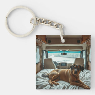Hund schläft im gemütlichen Innenraum eines Wohnmo Schlüsselanhänger