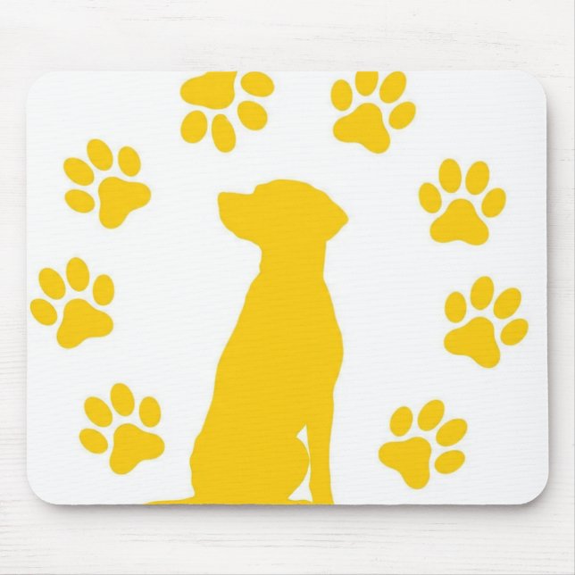 Hund sitzt auf mousepad (Vorne)
