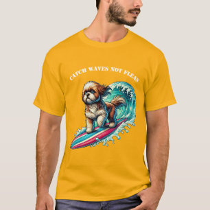 Hund surft mit einem Surfbrett auf einer großen We T-Shirt
