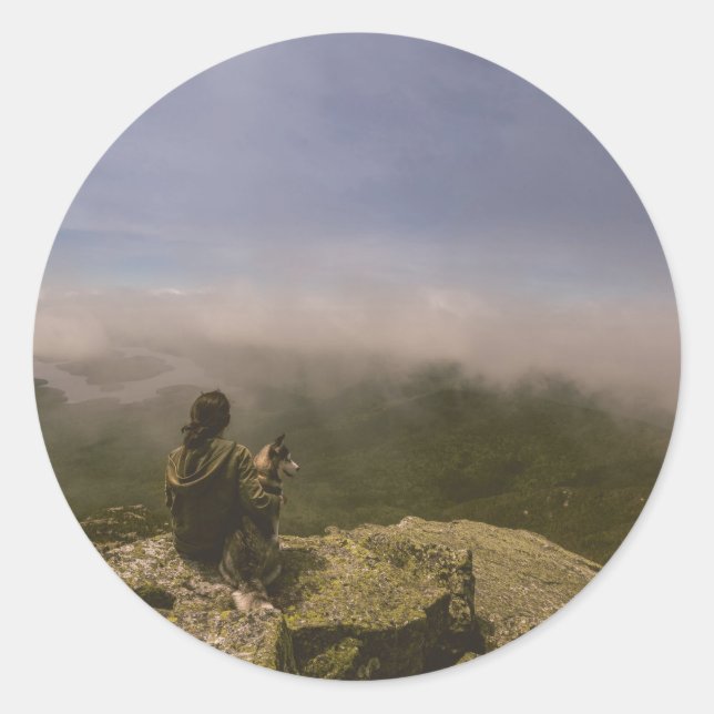 Hund und Frau auf einem Rocky Bluff Runder Aufkleber (Vorderseite)