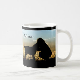 Hund und Frau im Sonnenuntergang Tasse