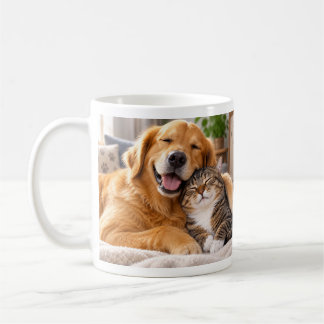 Hund und Katze in Harmonie auf einer Tasse