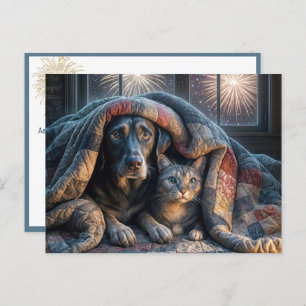 Hund und Katze unter einem Quilt Postkarte
