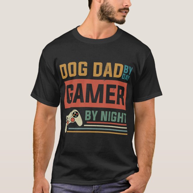 Hund-Vater-by-Day-Gamer-Nachtspiel T-Shirt (Vorderseite)