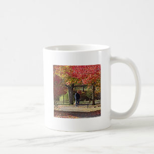 Hund wandern im Herbstpark Kaffeetasse