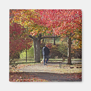 Hund wandern im Herbstpark Magnet