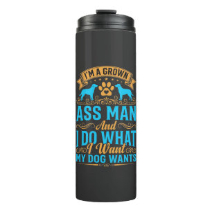 Hund will lustigen erwachsenen Mann Thermosbecher