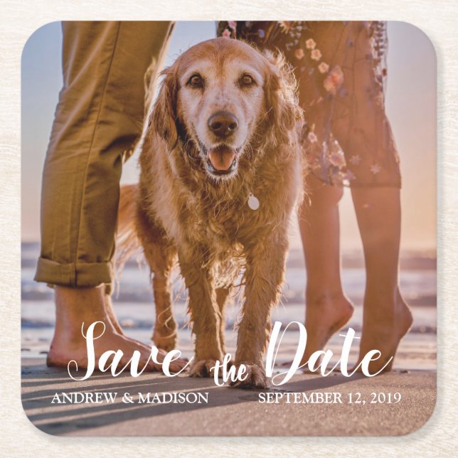 Hunde am Strand mit Couple Save the Date Rechteckiger Pappuntersetzer (Vorderseite)