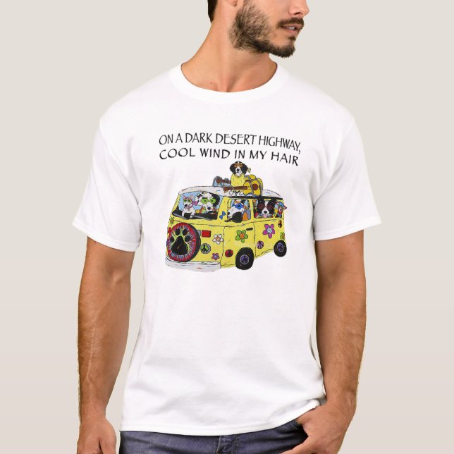 Hunde auf einem dunklen Wüstenweg fühlen sich Cool T-Shirt (Vorderseite)