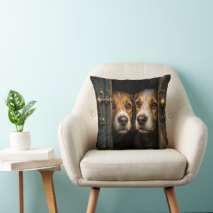 Hunde, die aus einem alten Türrahmen schauen Kissen