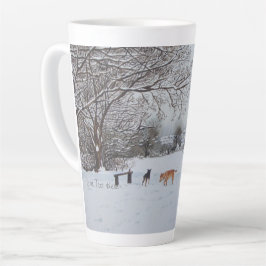 Hunde, die im Winter schneebedeckte Landschaft spi Milchtasse